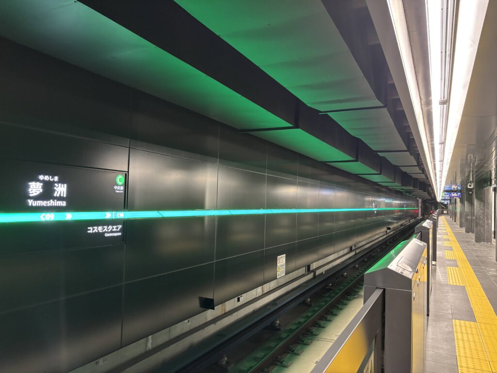 夢洲駅のホーム