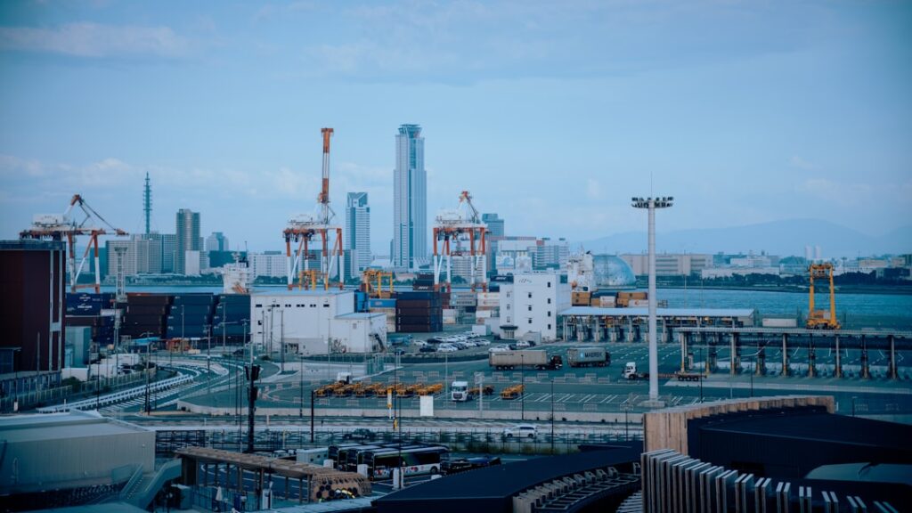 大阪港の埋立地に広がるコンテナターミナルと大阪市街の遠景