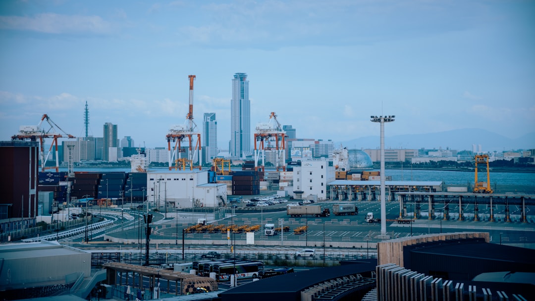 大阪港の埋立地に広がるコンテナターミナルと大阪市街の遠景